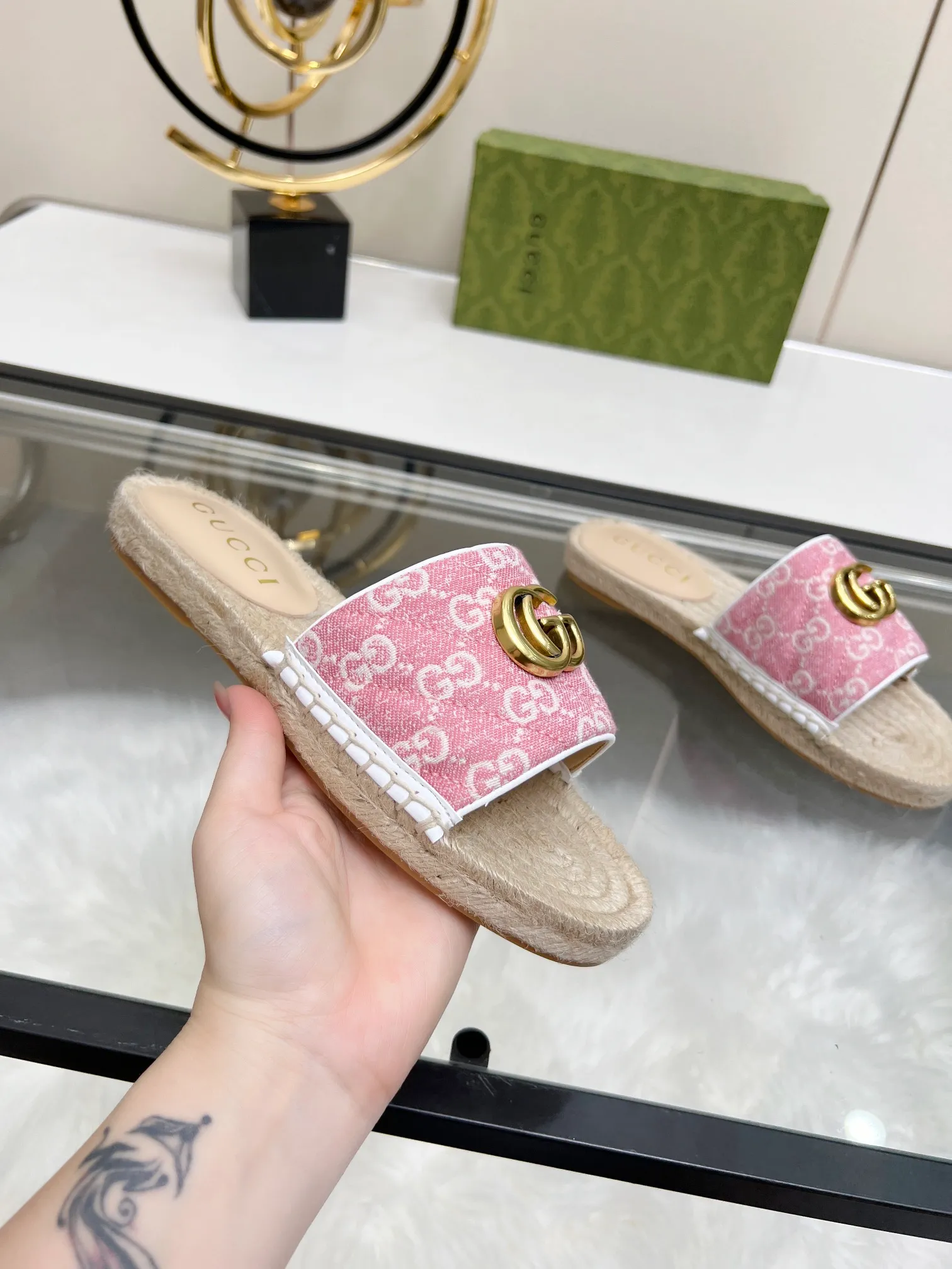 👟👟Ex-factory price 320👟👟 Gucci slippers fisherman shoes new color Injection molded one-piece straw bottom, high-end quality Fabric: Double G imported fabric Lining: sheepskin lining Code number: 35~42 Fabric styles include apricot, floral, pink, black, blue, burgundy, champagne, green, orange, cyan, starry sky, more than 30 colors to choose from, many colors to be updated in the future ,,,,,,,,